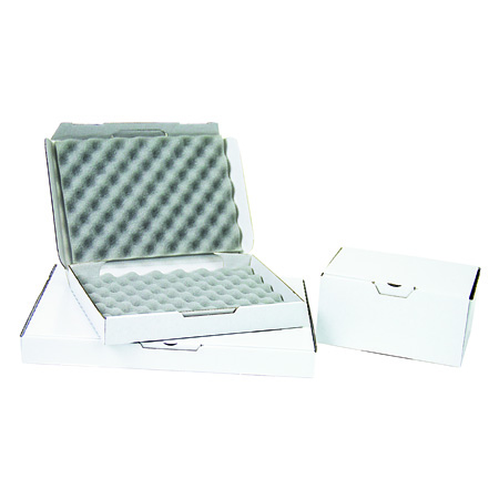 Schaumbox Optimaler Schutz durch eine starke weiße Versandverpackung aus Wellpappe mit einer Innenverkleidung aus dickem Profilschaum.